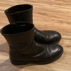 Italian Black leather boots Side Zipper. Low Heel. Size 39 Wonen's.